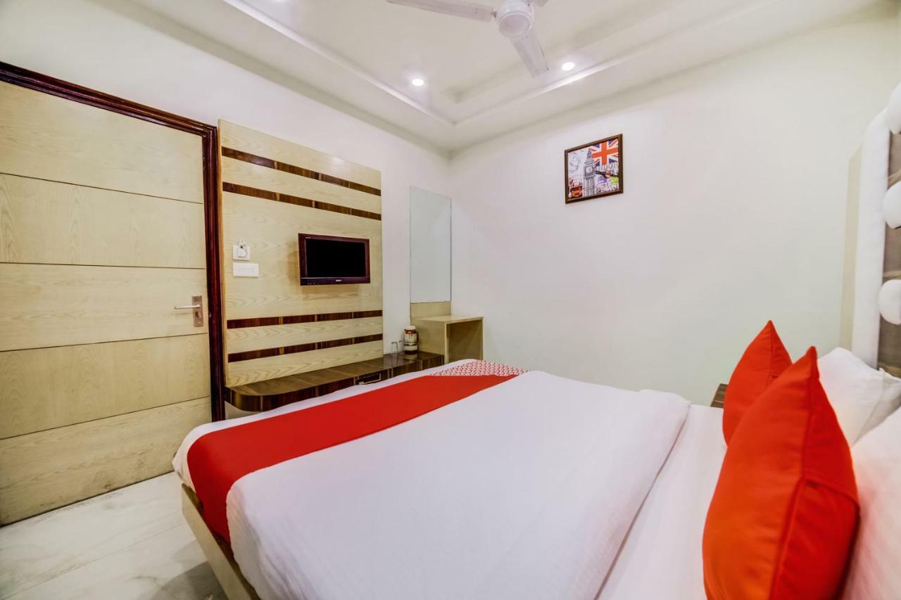 Vaccinated Staff- Oyo 35385 Signature Palace 3* New Delhi